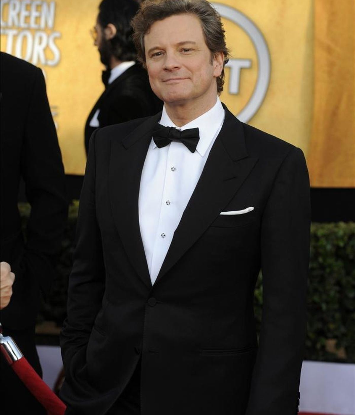 El actor británico Colin Firth posa en la alfombra roja a su llegada a la ceremonia de premiación de los Screen Actors Guild Awards en el Shrine Auditorium de Los Ángeles, California (EE.UU.). EFE