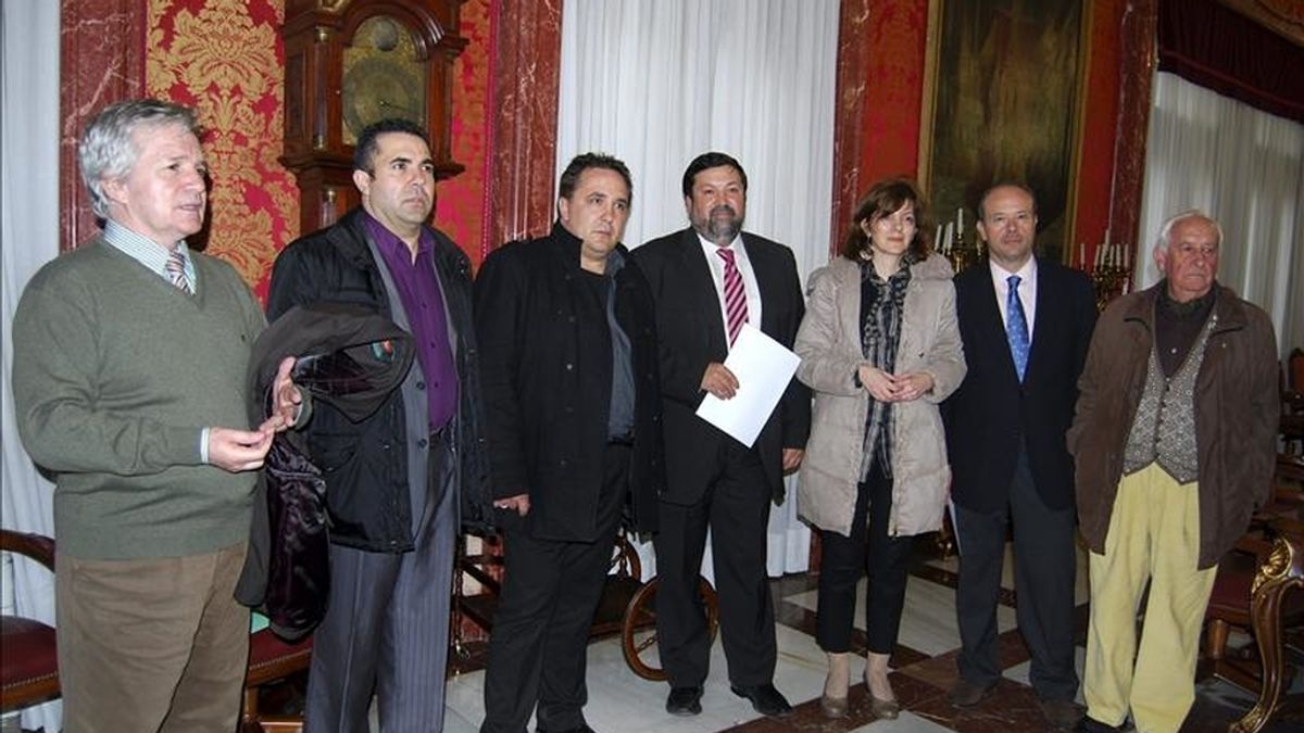 Fotografía facilitada por el Ministerio de Justicia del Ministro, Francisco Caamaño (c), junto a los responsables de la Plataforma de Afectados de Clínicas de Toda España de la Causa de Niños Robados antes de la reunión que han mantenido esta tarde en la sede del Ministerio, en Madrid. EFE/Archivo Fotografía facilitada por el Ministerio de Justicia del Ministro, Francisco Caamaño (c), junto a los responsables de la Plataforma de Afectados de Clínicas de Toda España de la Causa de Niños Robados antes de la reunión que han mantenido esta tarde en la sede del Ministerio, en Madrid. EFE/Archivo