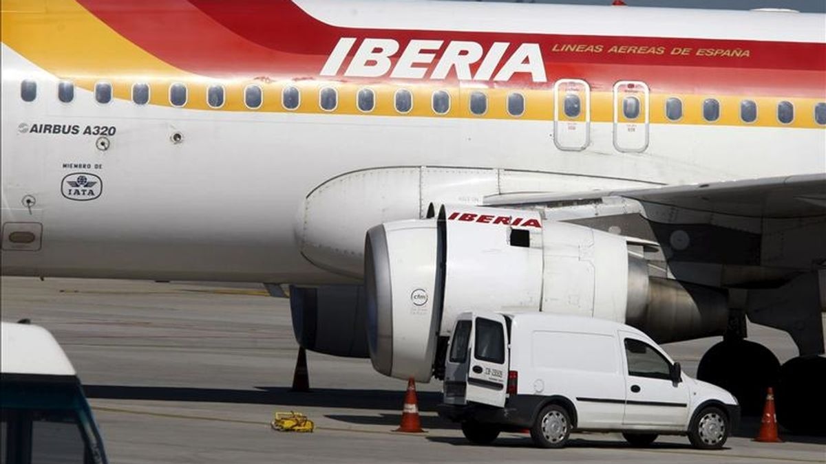 El aviso de una posible bomba obligó a las autoridades aeroportuarias a evacuar a los 312 pasajeros del avión. EFE/Archivo