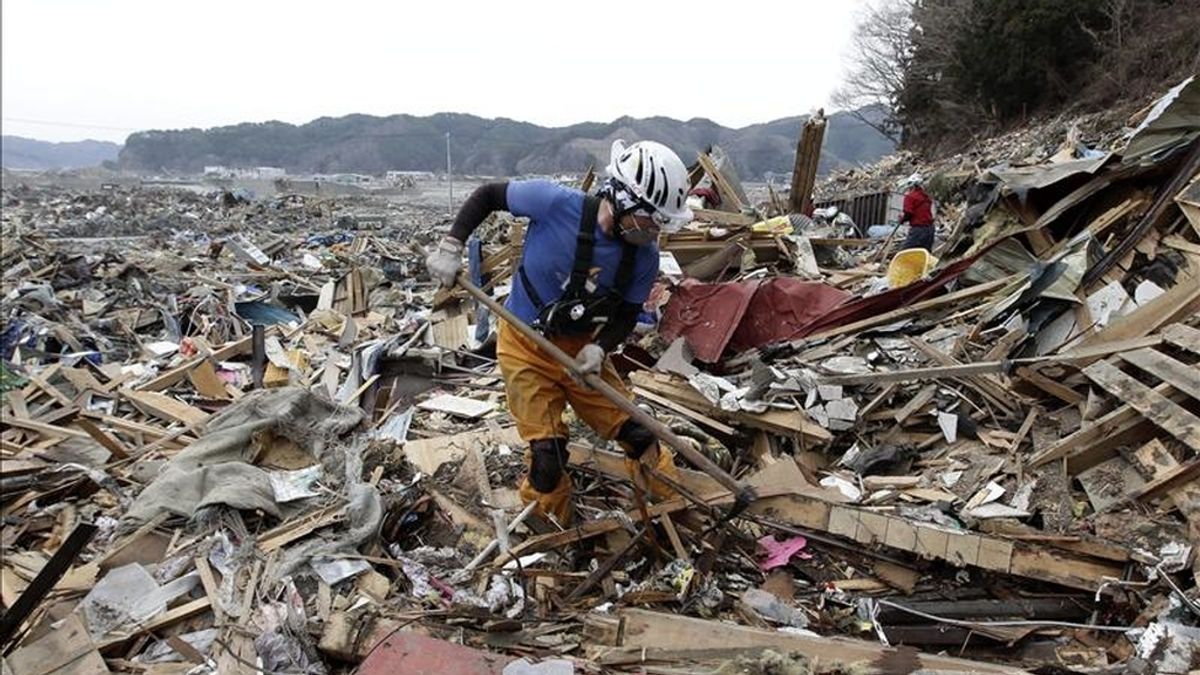 Hitoshi Abe, de 42 años , miembro del Equipo de Control de Avalanchas (ACT) busca entre los escombros en la devastada ciudad de Otsuchi, prefectura de Iwate, al noreste de Japón, en una operación de limpieza hoy, jueves 7 de abril de 2011. EFE