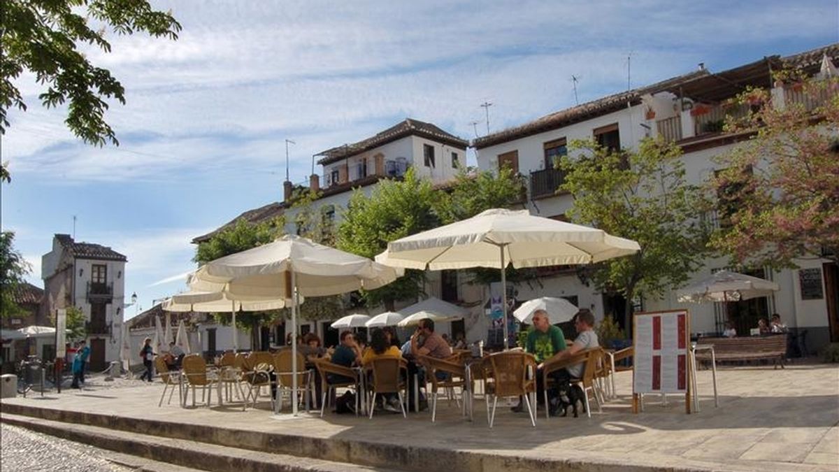 En la imagen, varios turistas disfrutan en una terraza de bar cercana al Mirador de San Nicolás en el barrio granadino del Albaicín. EFE/Archivo
