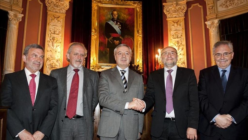 El ministro de Fomento, José Blanco (c), y el alcalde de Ourense, Francisco Rodríguez (2 dcha), junto al presidente de Adif, Antonio González (izda); el delegado del Gobierno, Miguel Cortizo (2 izda), y el presidente de Renfe, Teófilo Serrao, tras firmar el protocolo de colaboración para la integración ferroviaria en la ciudad. EFE