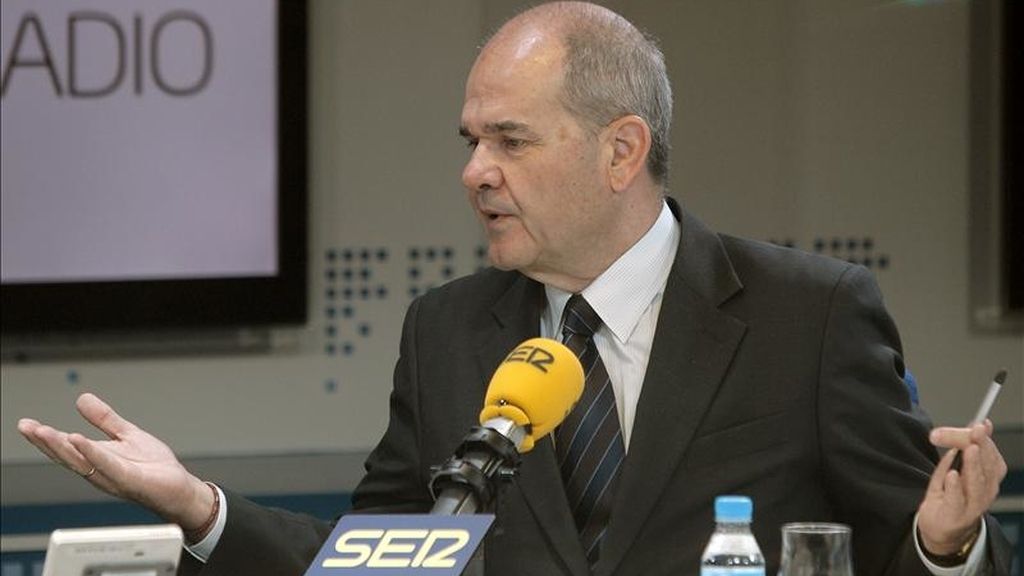 El vicepresidente tercero del Gobierno, Manuel Chaves, durante la entrevista que concedió hoy a la cadena Ser. EFE El vicepresidente tercero del Gobierno, Manuel Chaves, durante la entrevista que concedió hoy a la cadena Ser. EFE