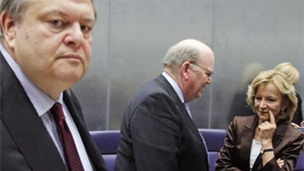 Elena Salgado habla con su homólogo irlandés, Michael Noonan cerca del ministro griego, Evangelos Venizelos. Foto: Reuters. Elena Salgado habla con su homólogo irlandés, Michael Noonan cerca del ministro griego, Evangelos Venizelos. Foto: Reuters.