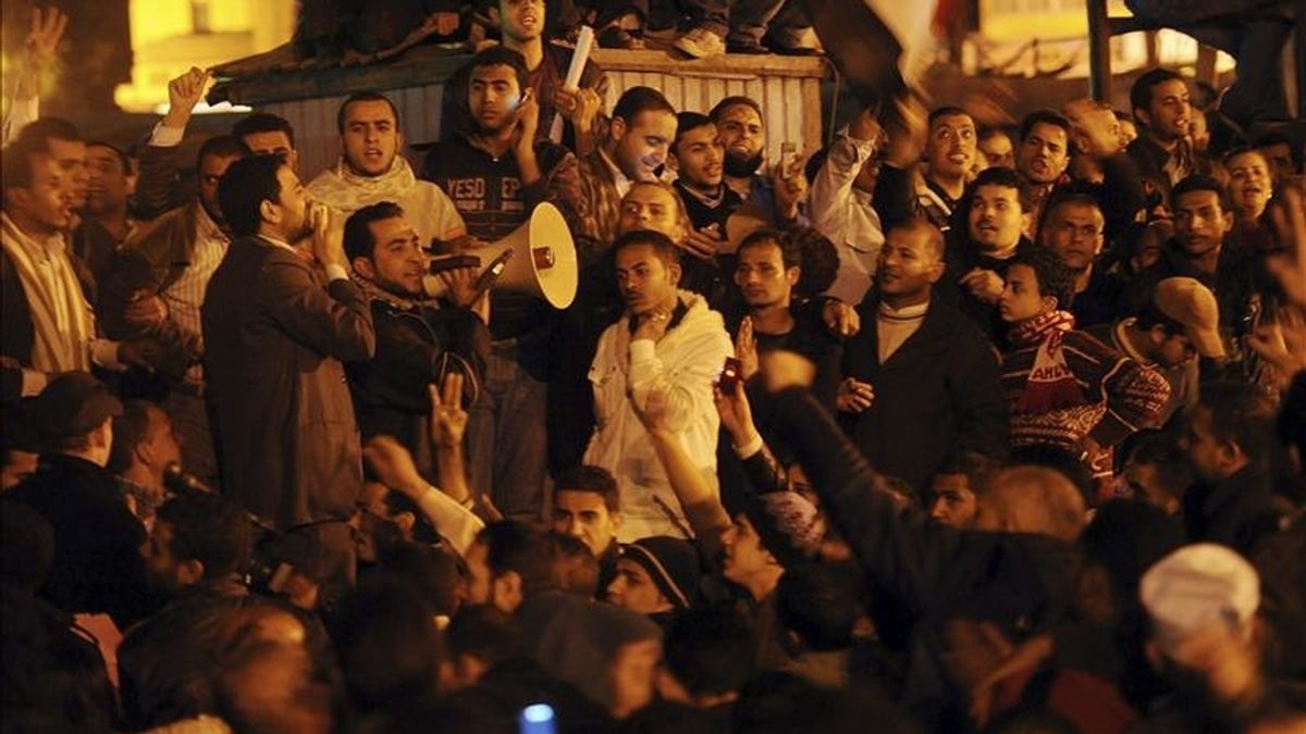 Los manifestantes egipcios esperan que el ganador del premio Nóbel de la Paz, el egipcio Mohamed ElBaradei (no fotografiado), pronuncie unas palabras durante una protesta en contra del gobierno egipcio en la plaza Tahrir, en El Cairo, Egipto. EFE