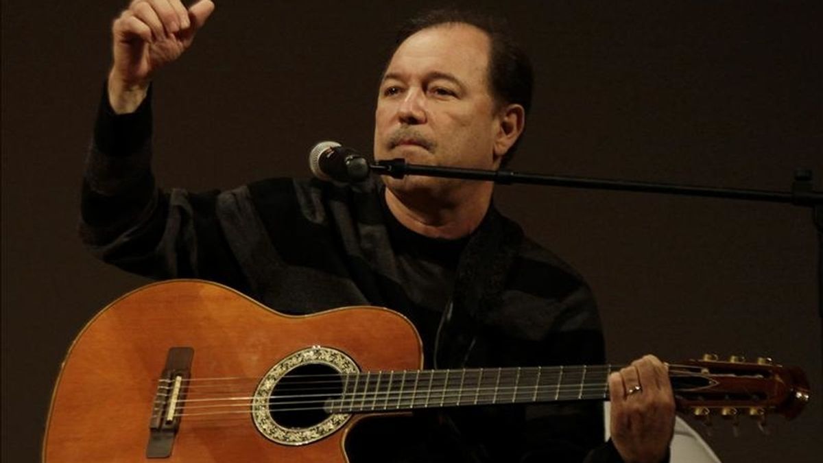 El cantante, compositor y político panameño, Rubén Blades, toca la guitarra durante una charla en la apertura del Hay Festival de Cartagena de Indias, norte de Colombia que durante los próximos cuatro días, hasta el 30 de enero, reunirá a escritores y periodistas alrededor de la literatura. EFE El cantante, compositor y político panameño, Rubén Blades, toca la guitarra durante una charla en la apertura del Hay Festival de Cartagena de Indias, norte de Colombia que durante los próximos cuatro días, hasta el 30 de enero, reunirá a escritores y periodistas alrededor de la literatura. EFE