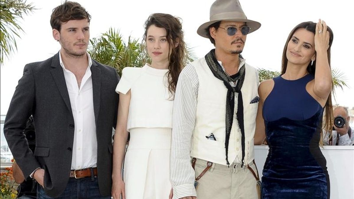 El actor estadounidense Johnny Depp (2-d) y la actriz española Penélope Cruz (d) posan con sus compañeros de reparto, la francesa Astrid Berges-Frisbey y el británico Sam Caflin, durante el pase gráfico de la cuarta entrega de "Piratas del Caribe" en la 64ª edición del Festival de cine de Cannes (Francia), hoy. EFE