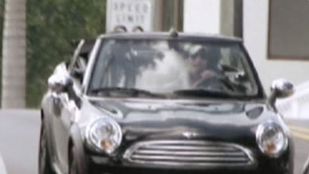 Nacho Polo se pasea en descapotable por Miami