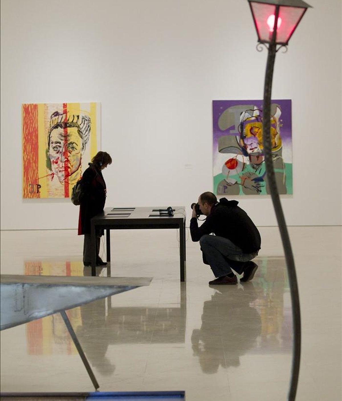 Unas personas observan las imágenes de la exposición "Kippenberger miró a Picasso" que se inaugura en el Museo Picasso Málaga. EFE