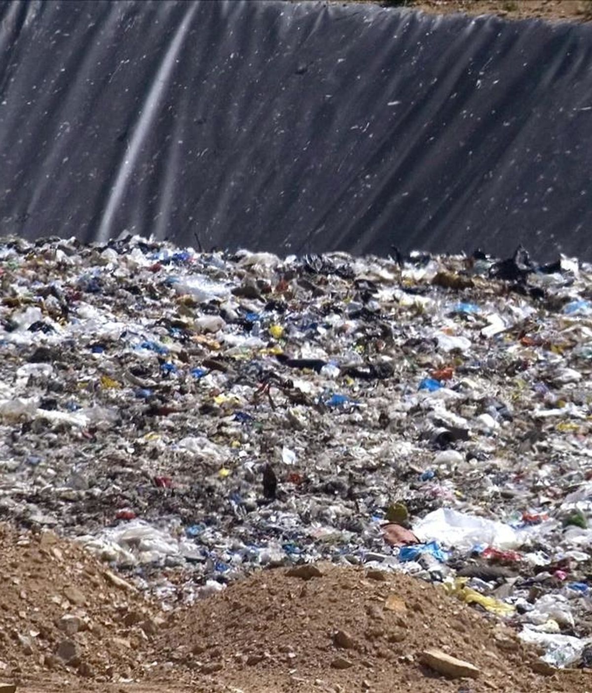 A pesar de las tasas de recuperación de materiales como el papel y el vidrio, más del 50% de los residuos urbanos acaba en los vertederos y la cantidad de basura generada por los españoles continua superando con creces a la media europea. EFE/Archivo