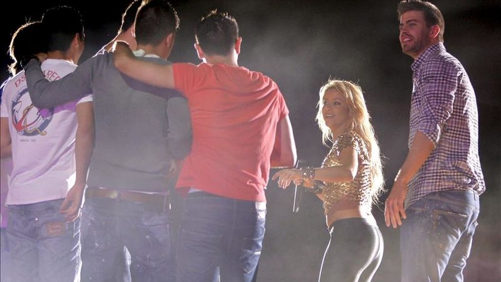 La cantante colombiana Shakira junto a los jugadores del FC Barcelona, durante el concierto que ofrece, esta noche, en el estadio Lluis Companys, en Barcelona, dentro de su gira "Sale el Sol". EFE La cantante colombiana Shakira junto a los jugadores del FC Barcelona, durante el concierto que ofrece, esta noche, en el estadio Lluis Companys, en Barcelona, dentro de su gira "Sale el Sol". EFE