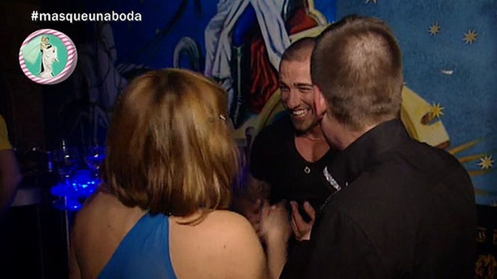 Él se va con Rafa Mora a la discoteca y ella aprende la danza del vientre