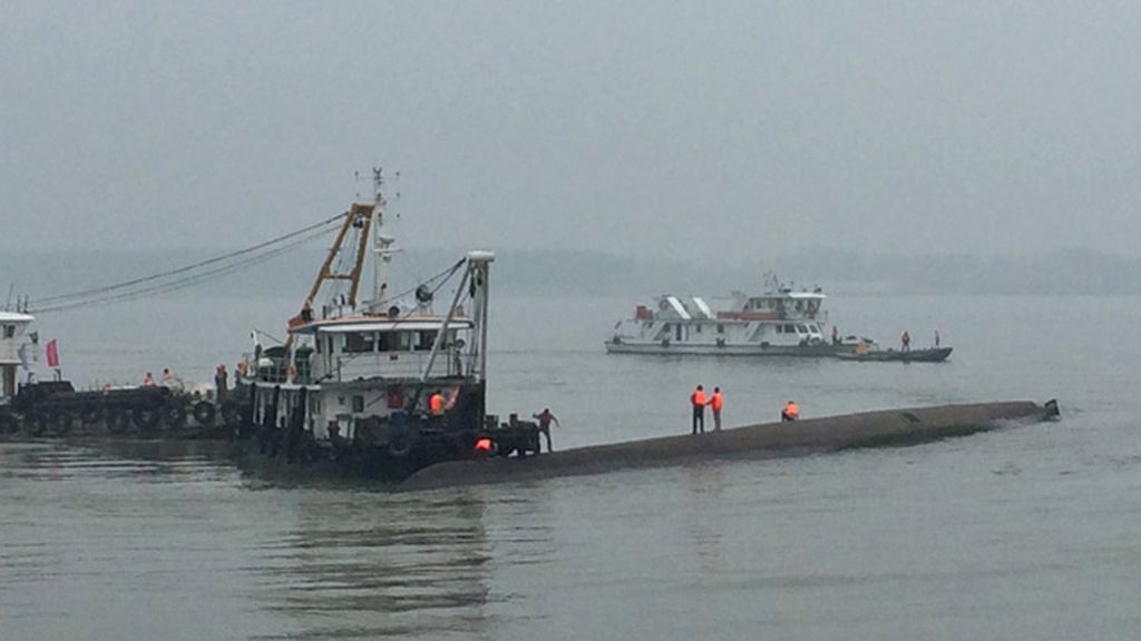 Un barco se hunde en China con 450 personas a bordo