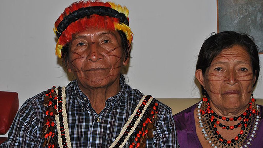 Junto a los Merino, los Shiwiar recorren las instalaciones de la cadena