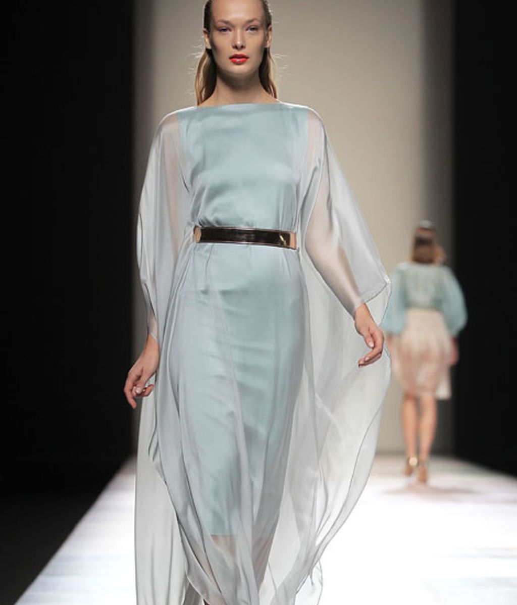 Siluetas fluidas que evocan un verano perpetuo