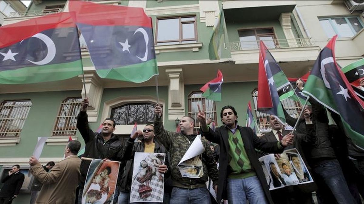 Un grupo de manifestantes grita consignas y muestra carteles de las víctimas de los recientes enfrentamientos en Libia, durante una concentración contra el régimen de Gadafi que ha tenido lugar en Estambul, Turquía. EFE Un grupo de manifestantes grita consignas y muestra carteles de las víctimas de los recientes enfrentamientos en Libia, durante una concentración contra el régimen de Gadafi que ha tenido lugar en Estambul, Turquía. EFE