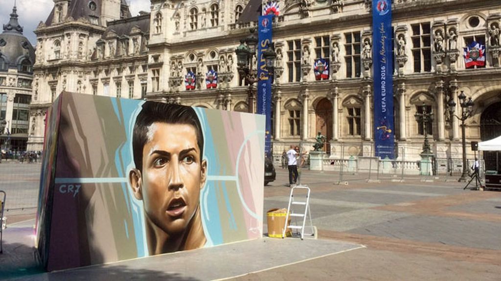 Cristiano, como nunca lo hemos visto, pintado por el grafitero español Belin en París