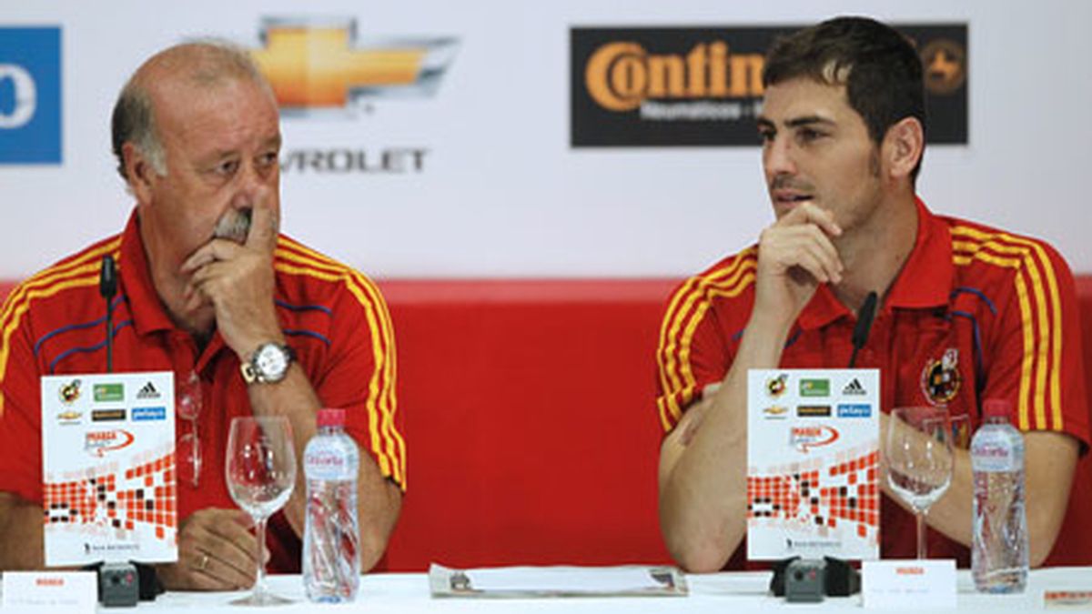 El seleccionador nacional, Vicente del Bosque, y su capitán, Iker Casillas, en la Ciudad del Fútbol. Foto: EFE.