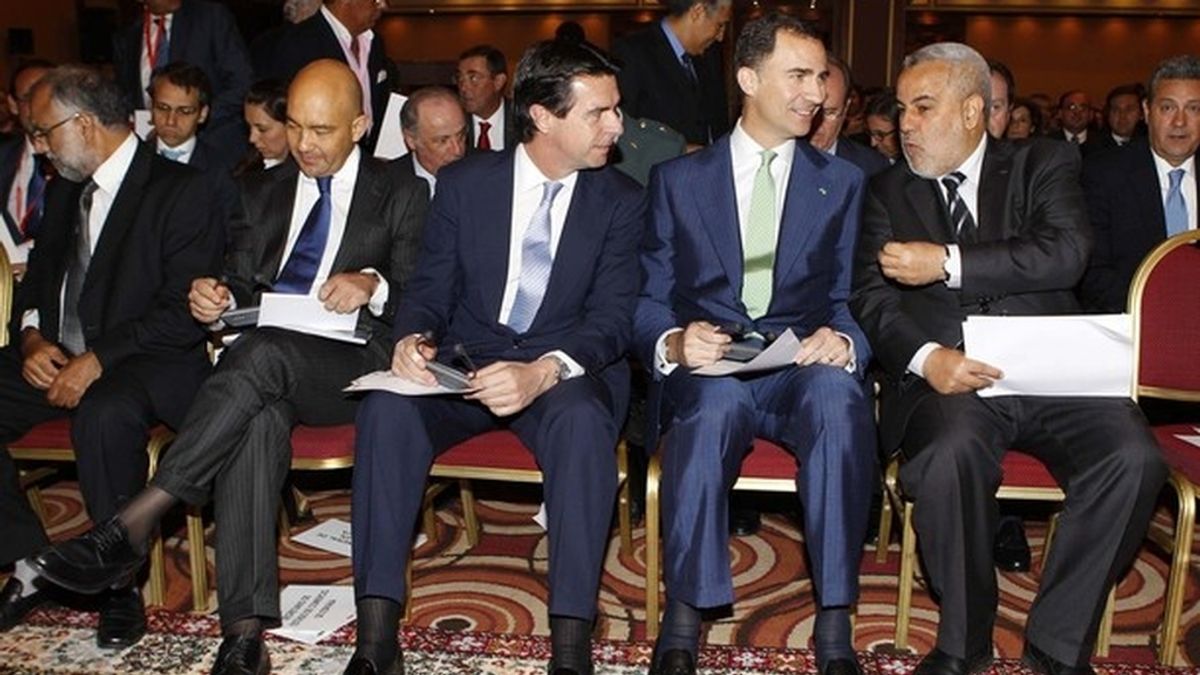 El príncipe Felipe habla con el presidente del Gobierno de Marruecos, Abdelilah Benkirane