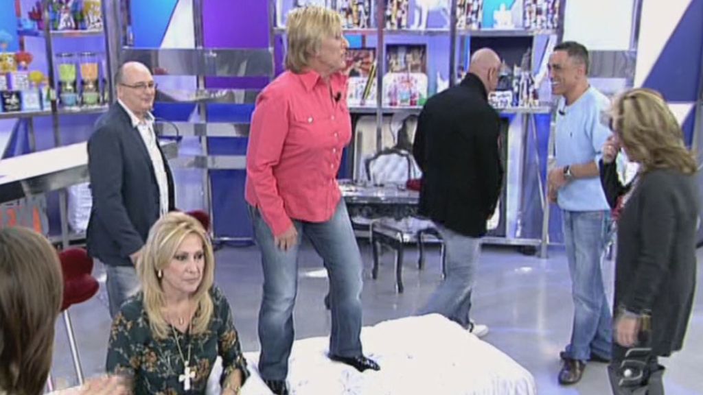 Entre bromas, la colaboradora cada vez se integra más en el grupo