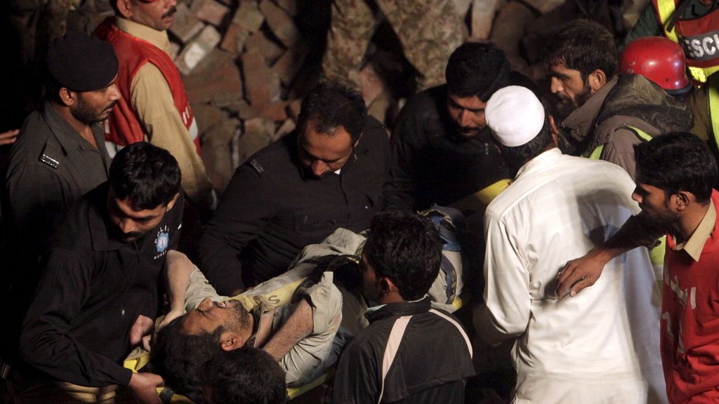 20 muertos y un centenar de heridos en el derrumbe de una fábrica en Pakistán