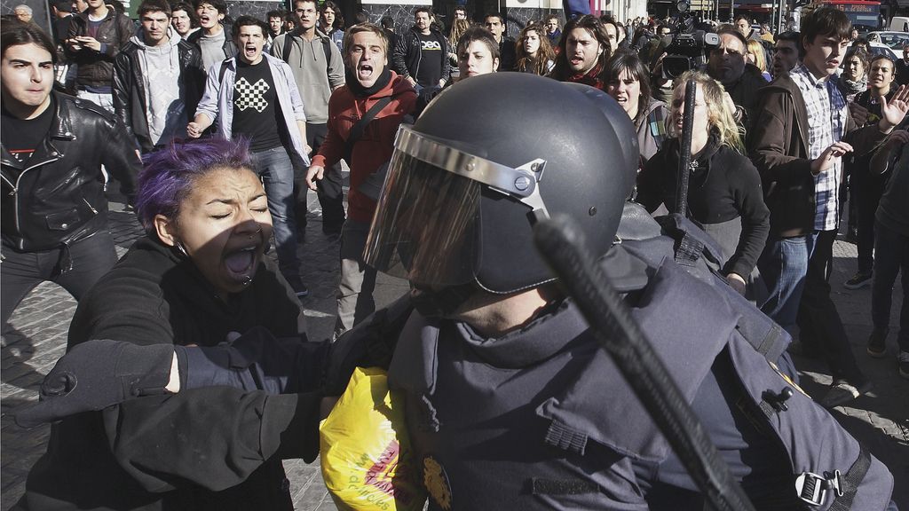 Disturbios entre policía y estudiantes en Valencia