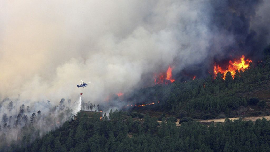 El fuego arrasa 5.000 hectáreas en la sierra de Gata
