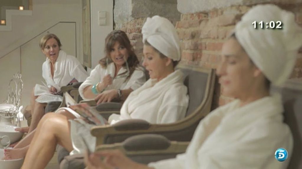Paloma Barrientos, Marisa Martín Blázquez, Beatriz Cortázar, Paloma García Pelayo y Miguel Ángel Nicolas, cotilleos en la peluquería