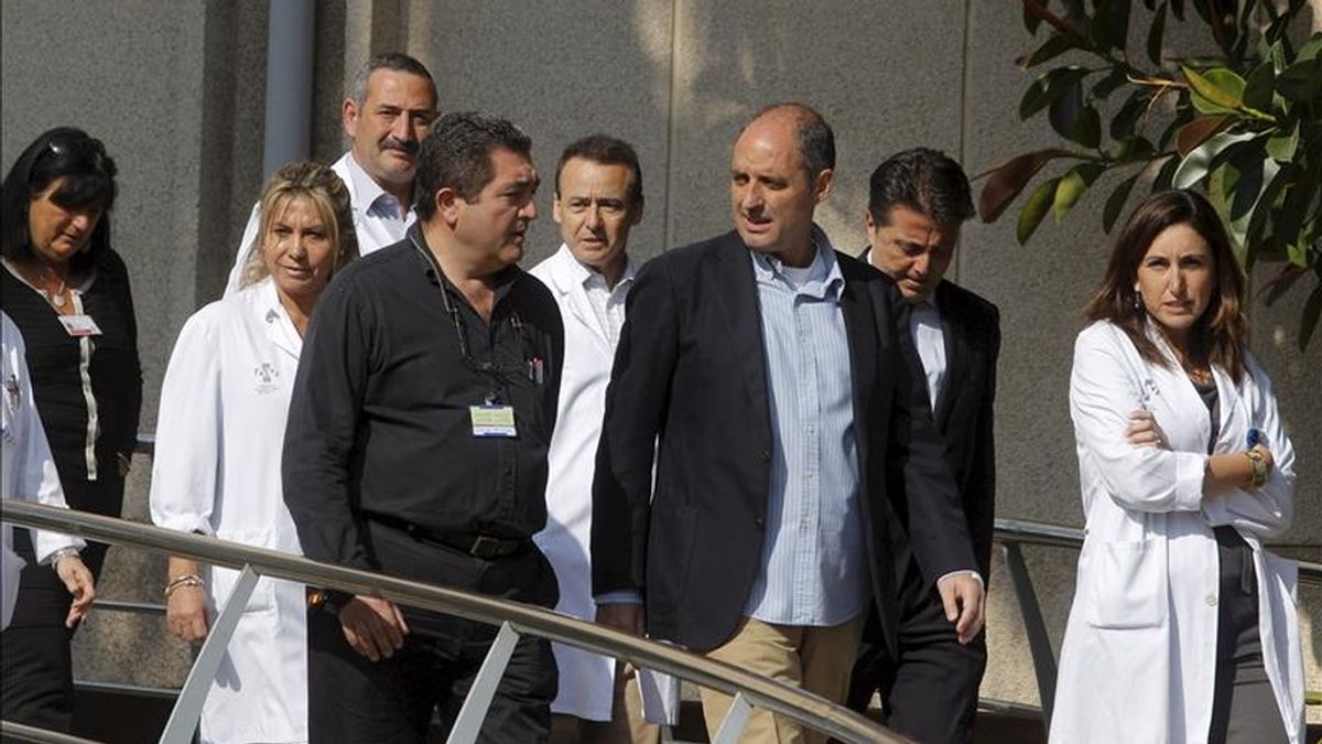 En la imagen, el president de la Generalitat, Francisco Camps, tras recibir esta mañana el alta después de haber sido intervenido en el hospital Doctor Peset de Valencia de la hernia discal que padecía. EFE