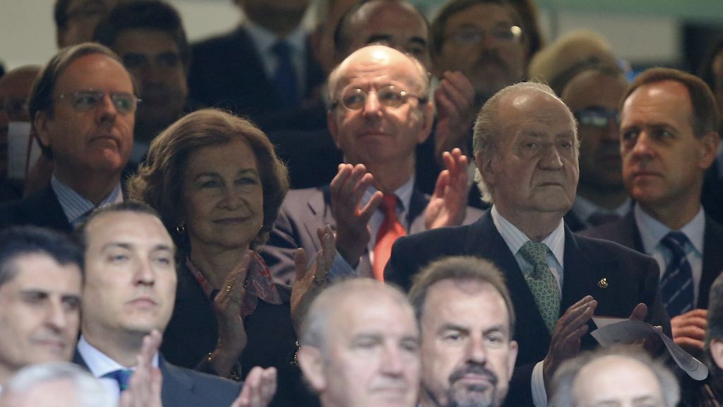 El rey don Juan Carlos y la reina doña Sofía en el palco de honor del Santiago Bernabéu durante la final de la Copa del Rey