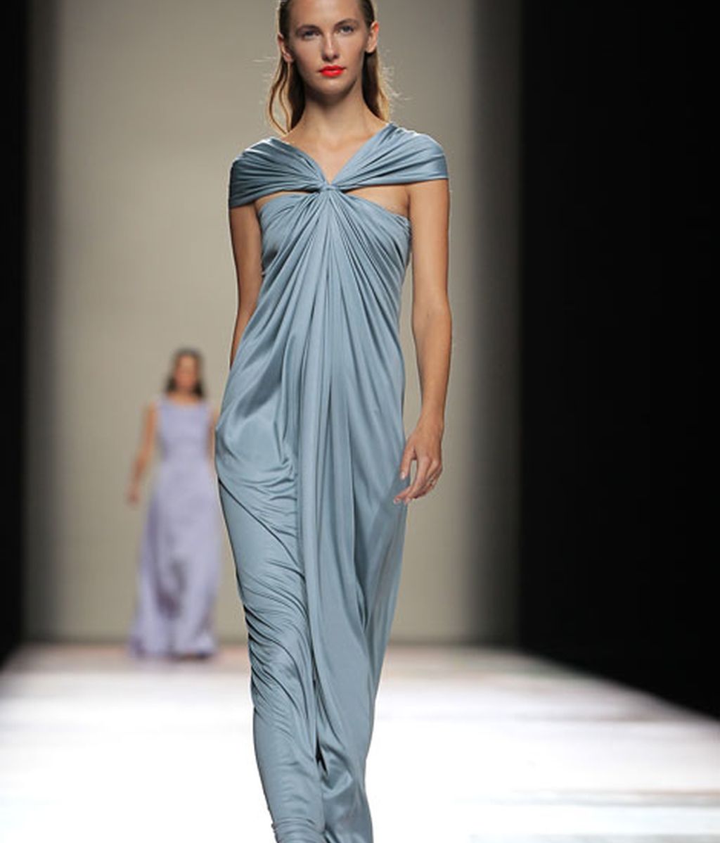 Siluetas fluidas que evocan un verano perpetuo