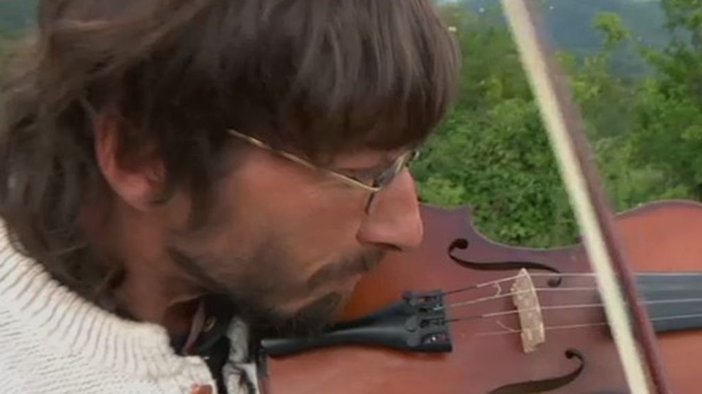 Fermín siempre quiso aprender a tocar el violín y en 4 meses aprendió solo lo más básico