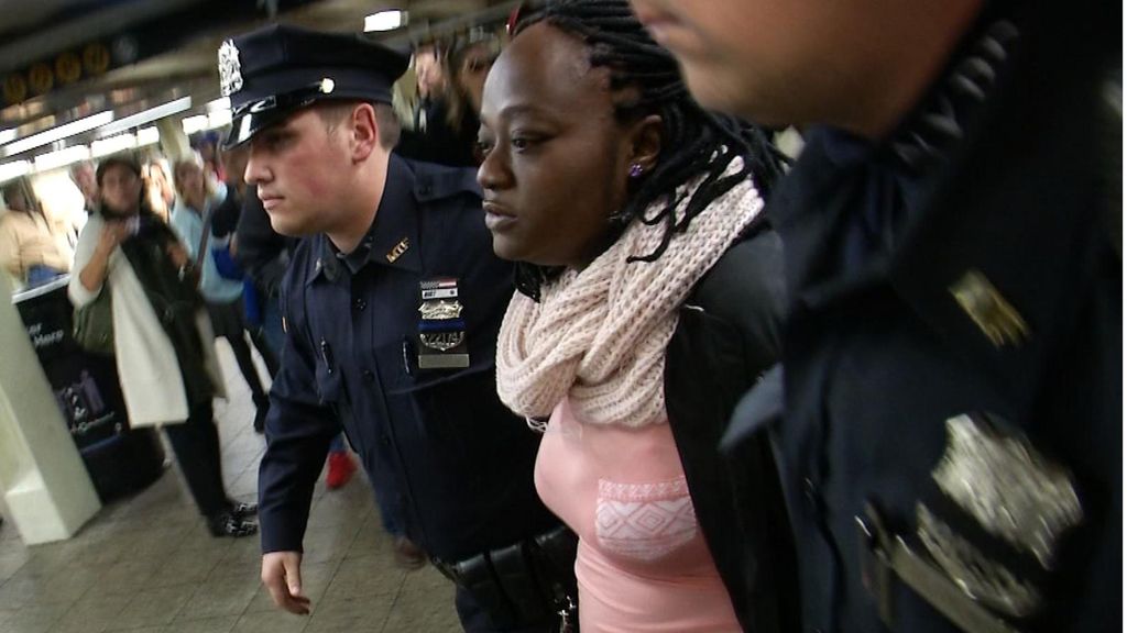 Muere una mujer tras ser empujada a las vías del metro en Nueva York