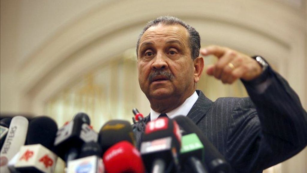El ministro libio de Petroleo y presidente de la compañía petrolera nacional de Libia, Shukri Ghanem, durante una rueda de prensa en Trípoli, Libia. EFE/Archivo El ministro libio de Petroleo y presidente de la compañía petrolera nacional de Libia, Shukri Ghanem, durante una rueda de prensa en Trípoli, Libia. EFE/Archivo