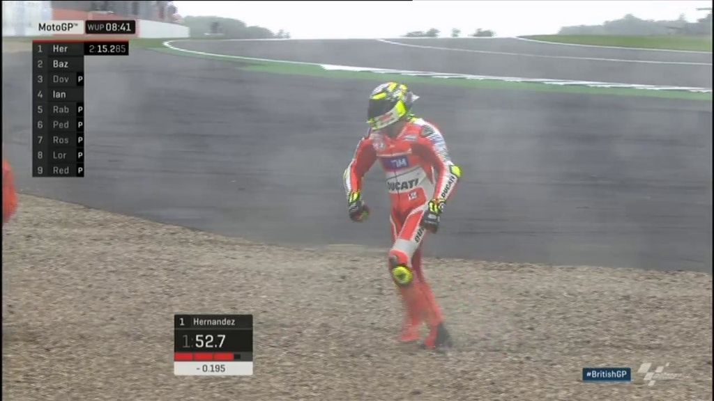 Tremendo cabreo de Iannone después de caerse en el Warm Up de MotoGP