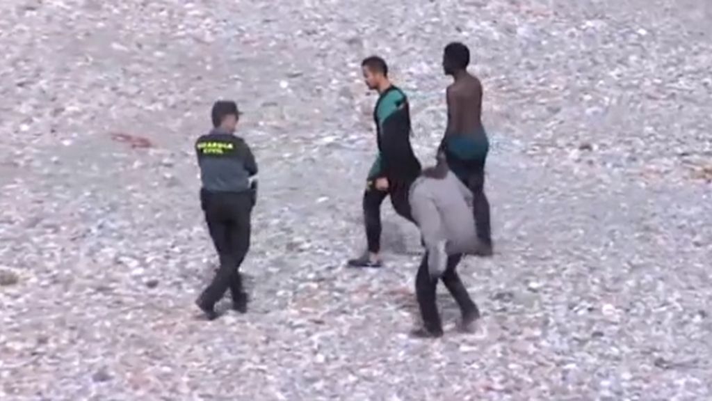 Más de 80 inmigrantes logran entrar en Ceuta por la playa de Benzú