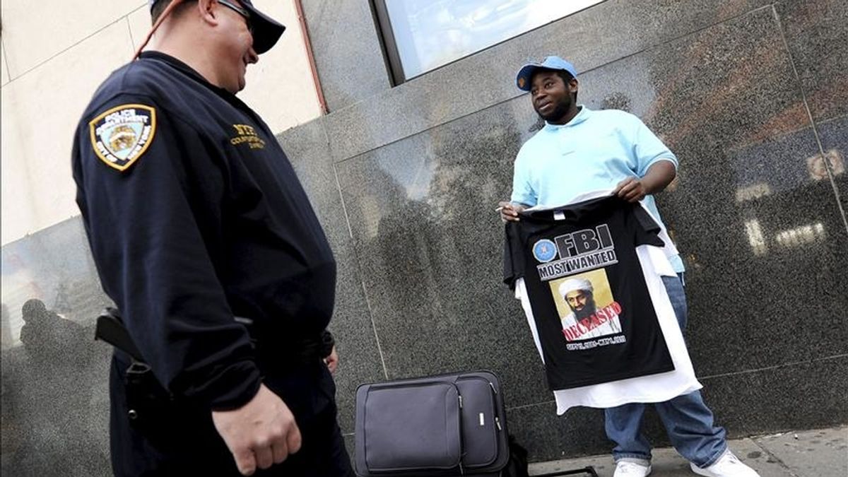 Fotografía tomada el pasado 5 de mayo en la que se registró a un hombre al vender camisetas alusivas  a la muerte del líder de Al Qaeda, Osama bin Laden, en una calle cercana a la zona donde se alzaban las Torres Gemelas, en Nueva York (EE.UU.). EFE/Archivo