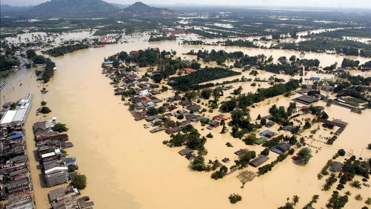 Una fotografía aérea facilitada que muestra los daños causados por las graves inundaciones en Surat Thani, Tailandia. EFE/Archivo