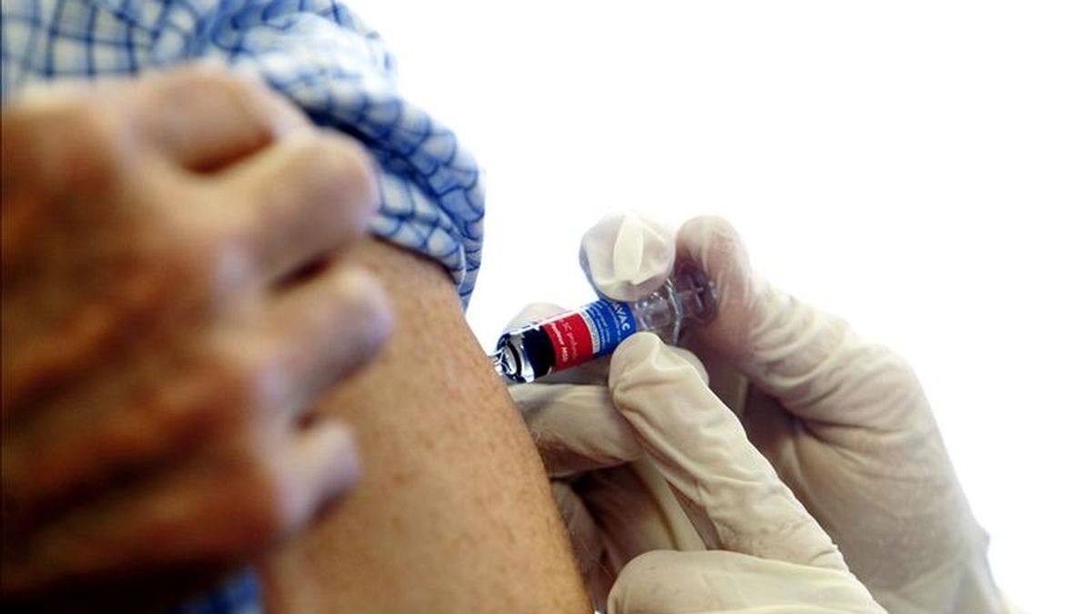 Una enfermera administra una vacuna contra la gripe en un centro de salud. EFE/Archivo