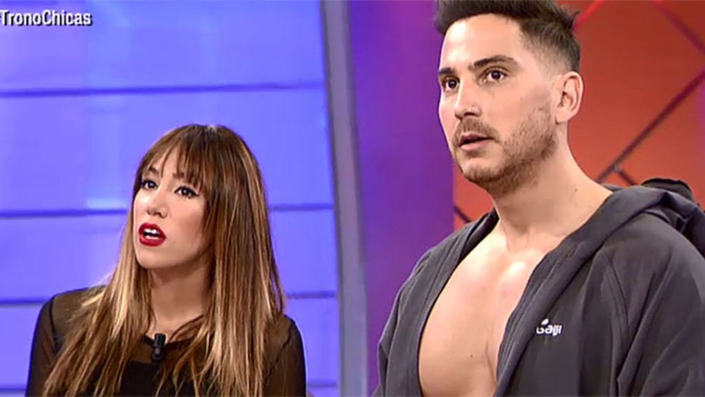 Gonzalo se enfrenta a un Carlos hinchable Gonzalo se enfrenta a un Carlos hinchable