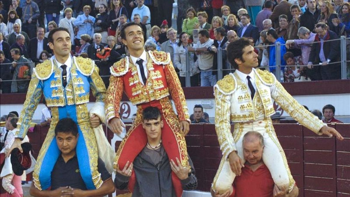 Los diestros Enrique Ponce, Víctor Puerto y Cayetano Rivera (izq-dcha) salen a hombros durante la corrida celebrada esta tarde en el coso taurino de Puertollano (Ciudad Real), en la que se han lidiado reses de hermanos Collado Ruiz. EFE