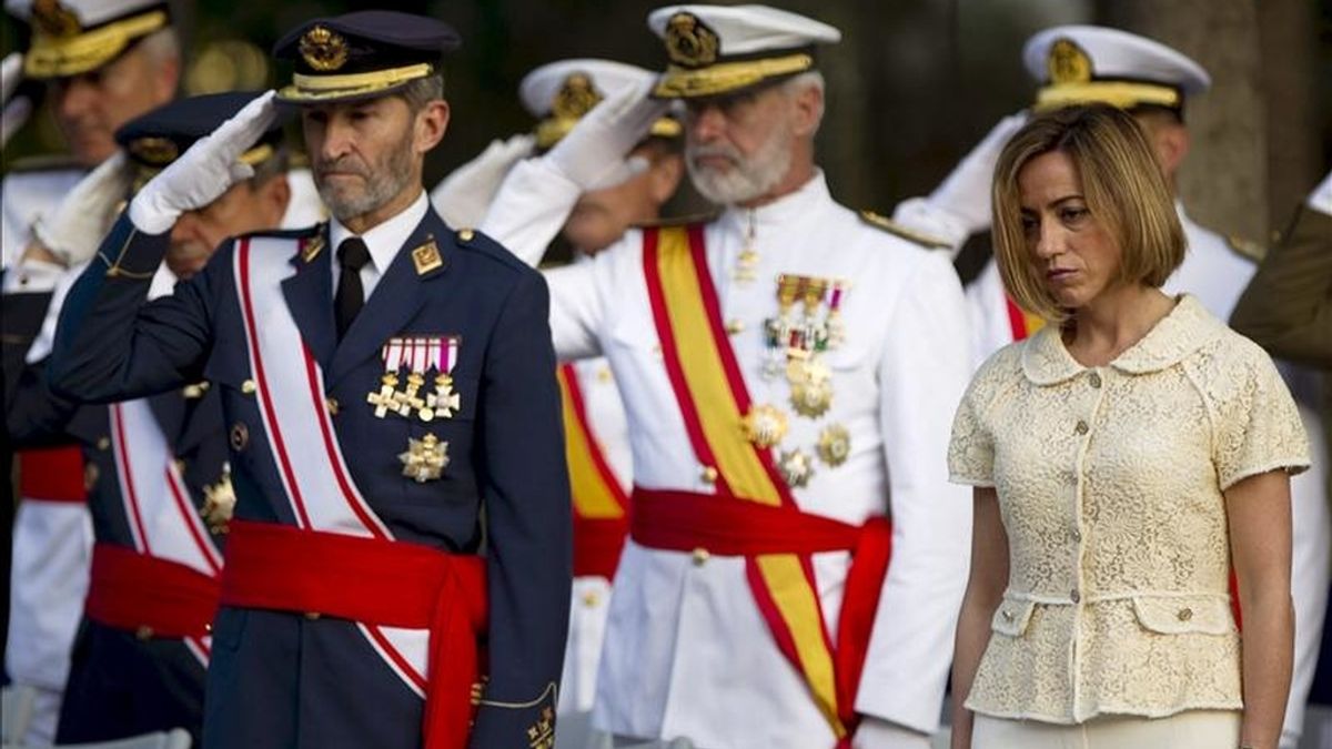 La ministra de Defensa, Carmen Chacón (d), junto al Jefe de Estado Mayor de la Defensa (JEMAD), general José Julio Rodríguez (i), durante la jura de bandera que se ha celebrado esta tarde en Málaga con motivo del Día de las Fuerzas Armadas, que culminará mañana con un acto central de homenaje a la bandera y a los caídos presidido por los Reyes de España. EFE La ministra de Defensa, Carmen Chacón (d), junto al Jefe de Estado Mayor de la Defensa (JEMAD), general José Julio Rodríguez (i), durante la jura de bandera que se ha celebrado esta tarde en Málaga con motivo del Día de las Fuerzas Armadas, que culminará mañana con un acto central de homenaje a la bandera y a los caídos presidido por los Reyes de España. EFE