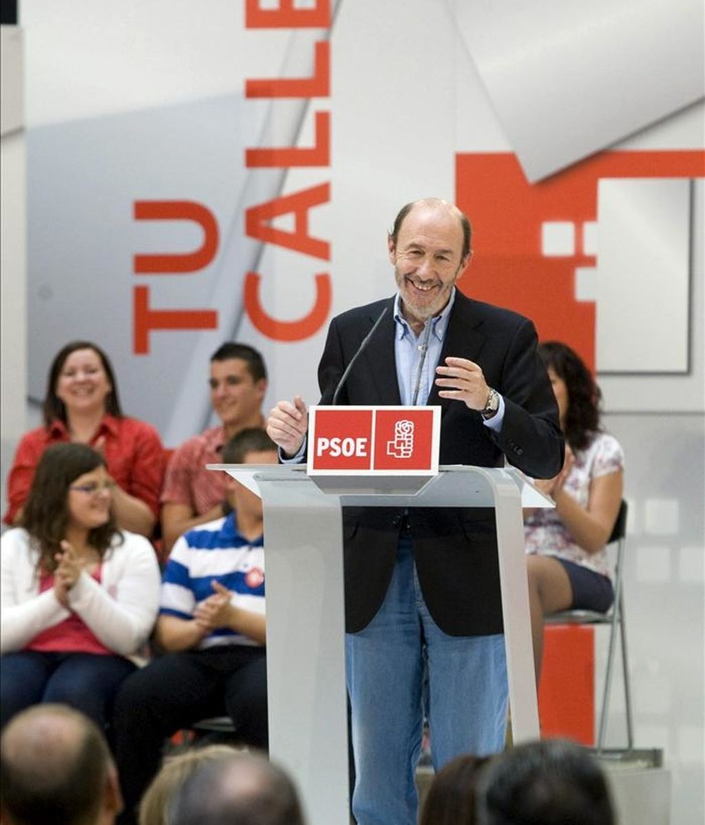 El vicepresidente primero del Gobierno, Alfredo Pérez Rubalcaba, durante su intervención en el acto de campaña electoral celebrado esta mañana en Almería. EFE El vicepresidente primero del Gobierno, Alfredo Pérez Rubalcaba, durante su intervención en el acto de campaña electoral celebrado esta mañana en Almería. EFE