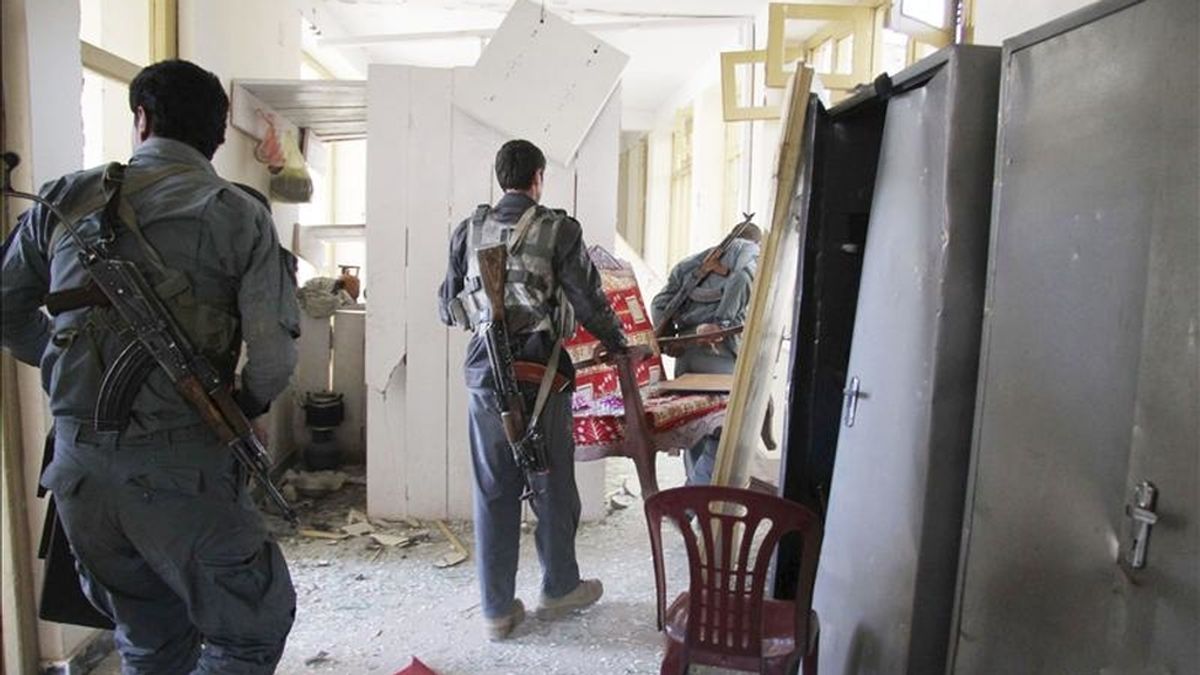 Oficiales afganos comprueban los daños tras un atentado suicida perpetrado contra un centro de entrenamiento policial en Kabul (Afganistán), ayer jueves 14 de abril. EFE/Archivo