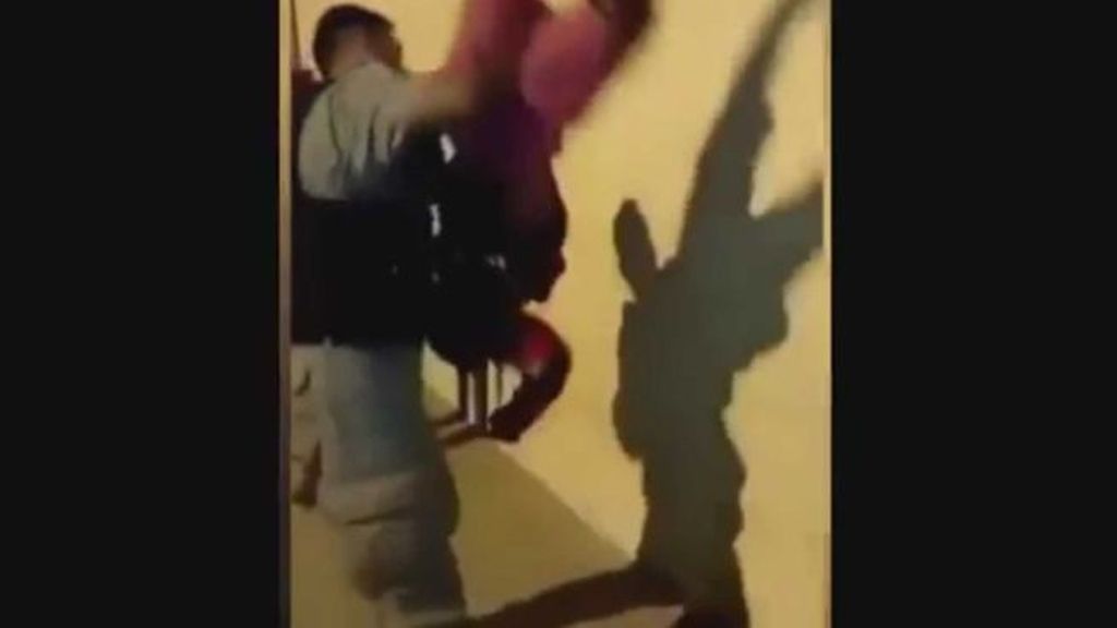 La peculiar manera de cachear de un policía brasileño se hace viral