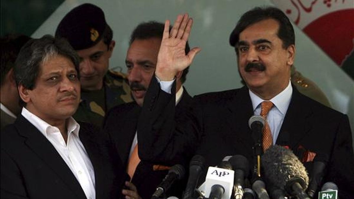 El primer ministro paquistaní, Yusuf Razá Guilani (dcha) saluda junto al líder del partido Muttahida Quami Movement (MQM), Eshrat-ul-Ebad, en Karachi (Pakistán) hoy, 7 de enero de 2011. El MQM, partido que abrió una crisis parlamentaria al salir del Ejecutivo paquistaní y dejarlo en minoría, anunció hoy que vuelve a apoyar al gobernante Partido Popular (PPP). EFE