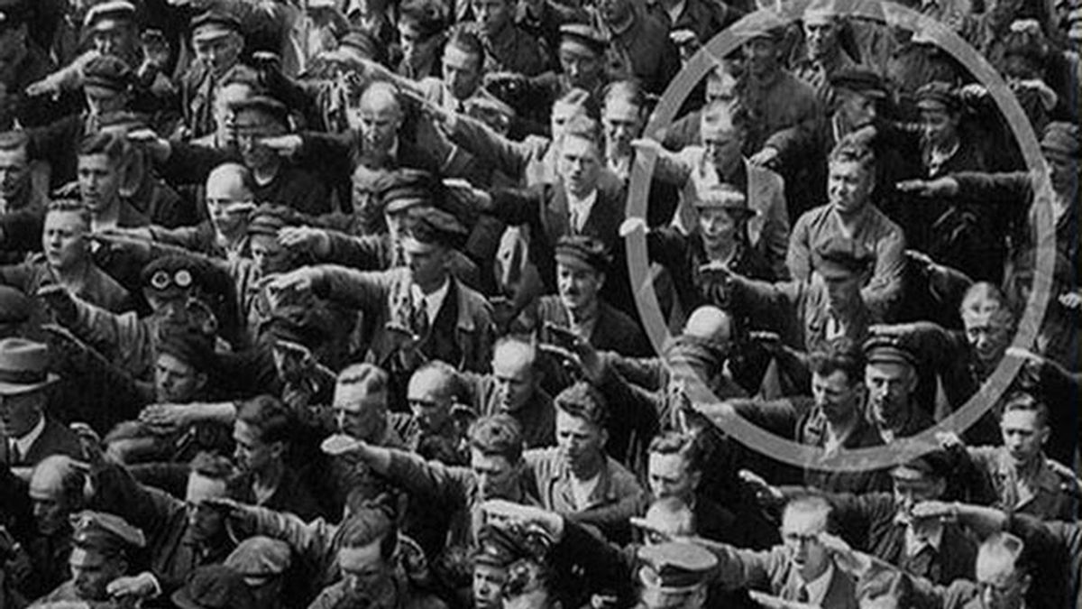 Un hombre niega un saludo nazi