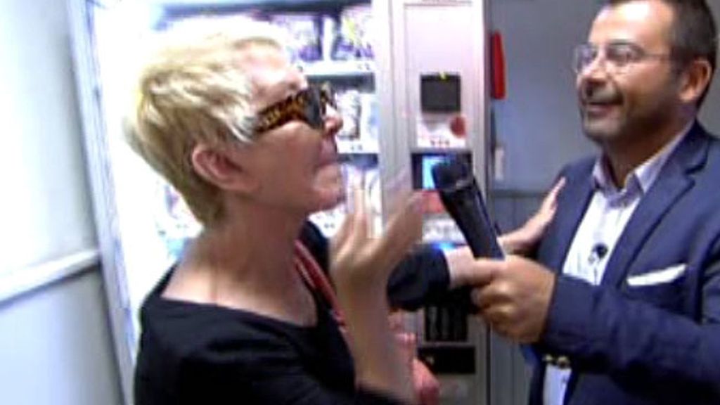 J.J. intercepta a Karmele Marchante