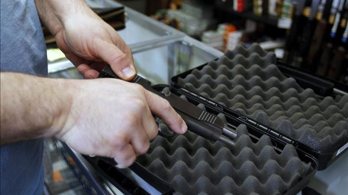 La coalición "Armas bajo control" ha pedido hoy al Gobierno que paralice y revise "caso por caso" todas las transferencias y exportaciones de armas al Norte de África y Oriente Próximo para evitar que se utilicen en la violación grave de los derechos humanos. EFE/Archivo La coalición "Armas bajo control" ha pedido hoy al Gobierno que paralice y revise "caso por caso" todas las transferencias y exportaciones de armas al Norte de África y Oriente Próximo para evitar que se utilicen en la violación grave de los derechos humanos. EFE/Archivo