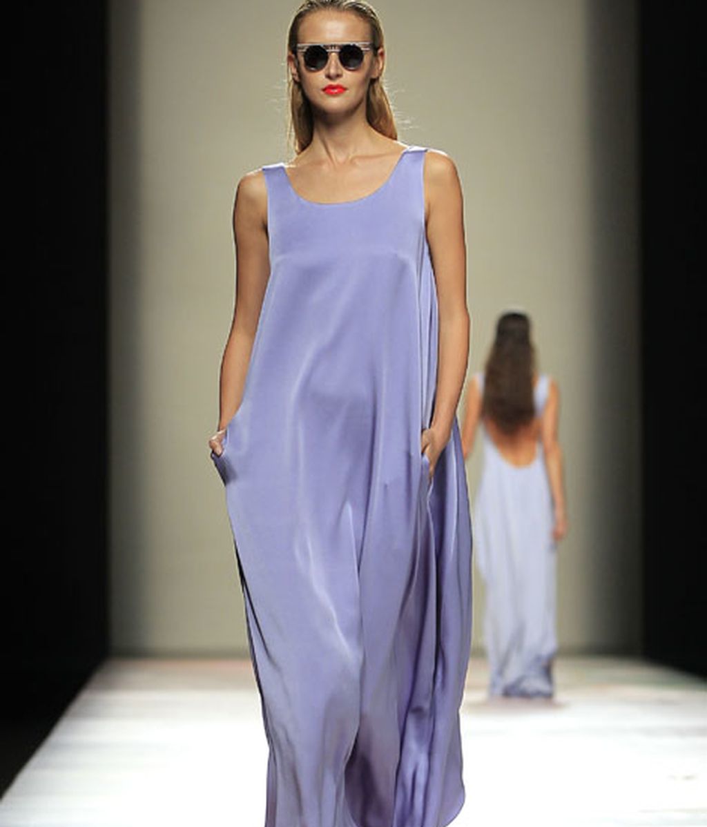 Siluetas fluidas que evocan un verano perpetuo